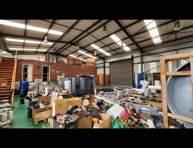 330M² WAREHOUSE TO LET IN SEBENZA